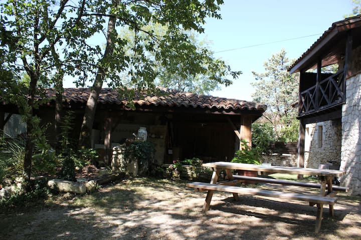 Kiosque cuisine d'été à gauche (prestation offerte pour les beaux jours)
A droite une partie de la bâtisse où se trouvent les chambres .
