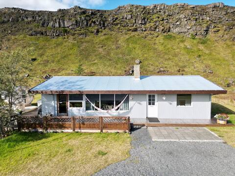 Kamburinn Cottage with hot tub and sauna