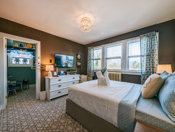 2nd Floor

Bedroom 3 w/ Queen Bed
This Bedroom Is A Walk-Thru
(To Twin Bedroom)

Photo Shows Twin Bedroom To Left

Queen Memory Foam Mattress
43" Smart TV
Complimentary Netflix/Hulu
Bedside Charging
Towels, Hand Towels, Wash Cloths
Dresser, Hangers