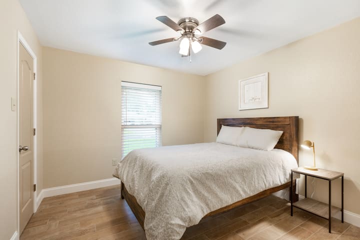 ห้องนอนที่ 3 พร้อมเตียงควีนไซส์