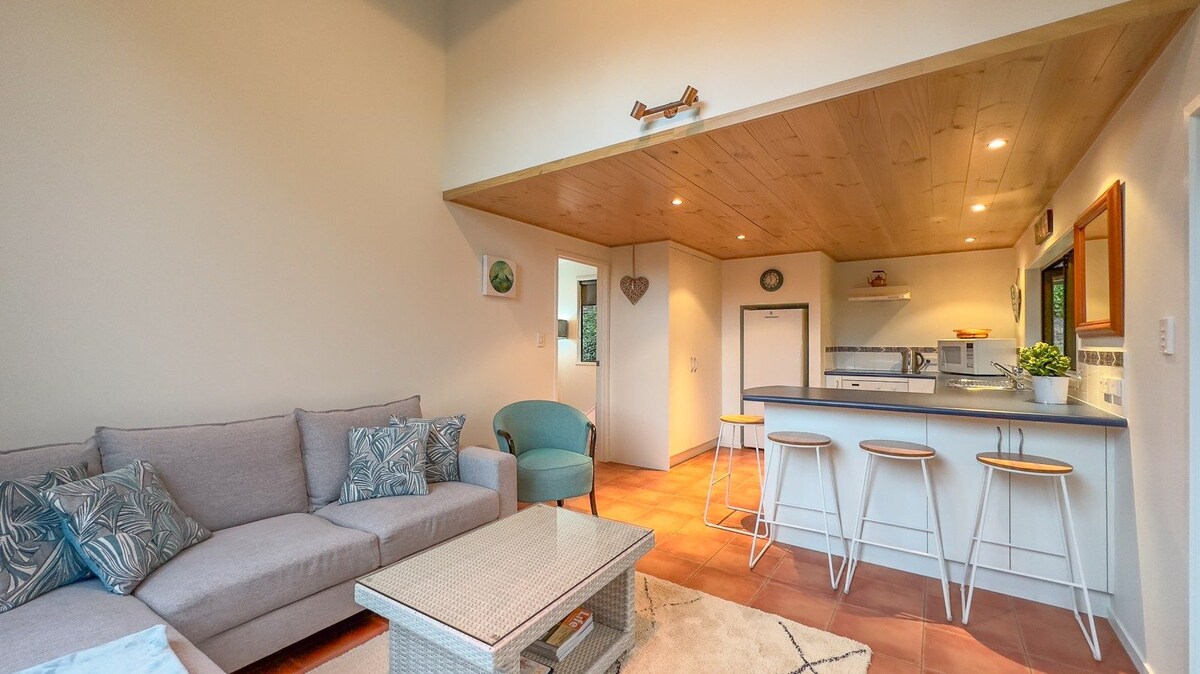 Top performing Airbnb: The Cottage on the Hill in Thames Coromandel District East