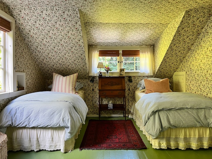 Upstairs bedroom 3 with twin beds.