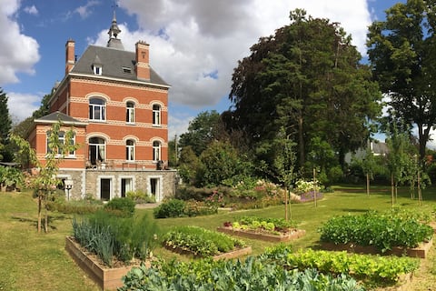 A very bright apartment in a peaceful oasis