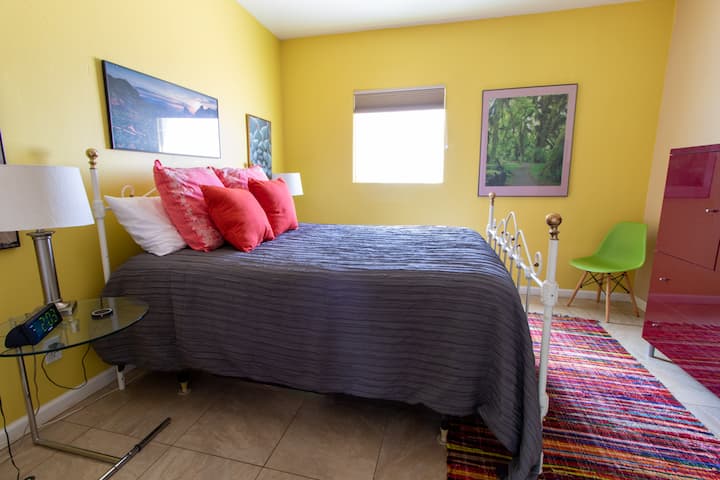 Elke slaapkamer is voorzien van een groot, comfortabel queensize bed met beddengoed van hoge kwaliteit.