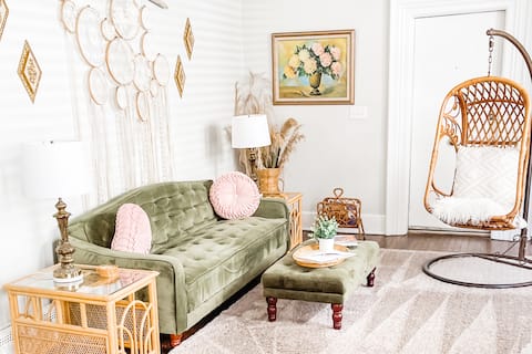 It's a Vibe!  Luxury Bohemian Apartment. 1 BD 1 B