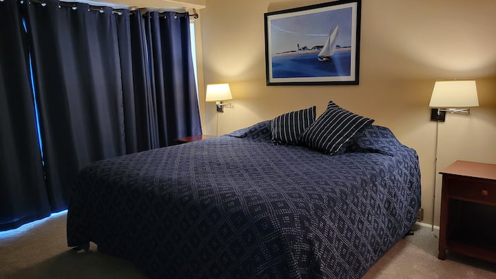 Dormitorio 1: cama tamaño king en el piso de arriba.