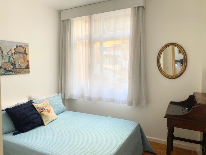 带全尺寸床的卧室