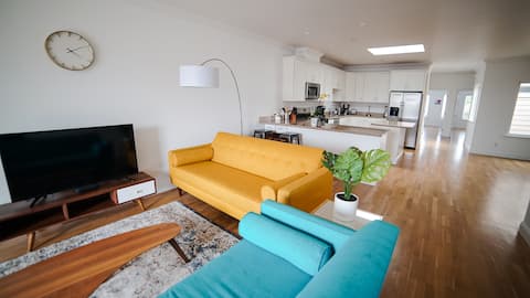 Large & Stylish Home - Perfect for Groups Near SF