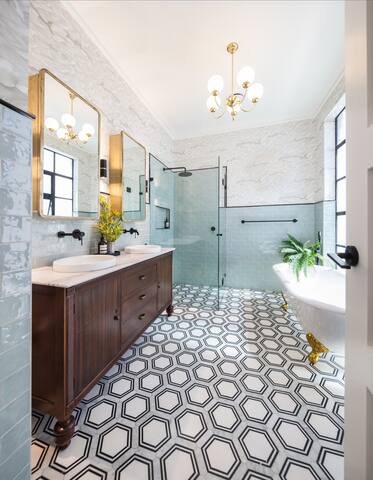 Award-winning style in top city fringe location gallery image 5