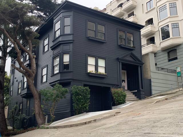 Luxe Apartment in Edwardian Home with Rooftop Deck gallery image 2