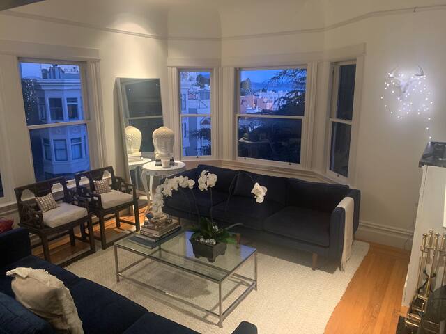 Luxe Apartment in Edwardian Home with Rooftop Deck gallery image 3