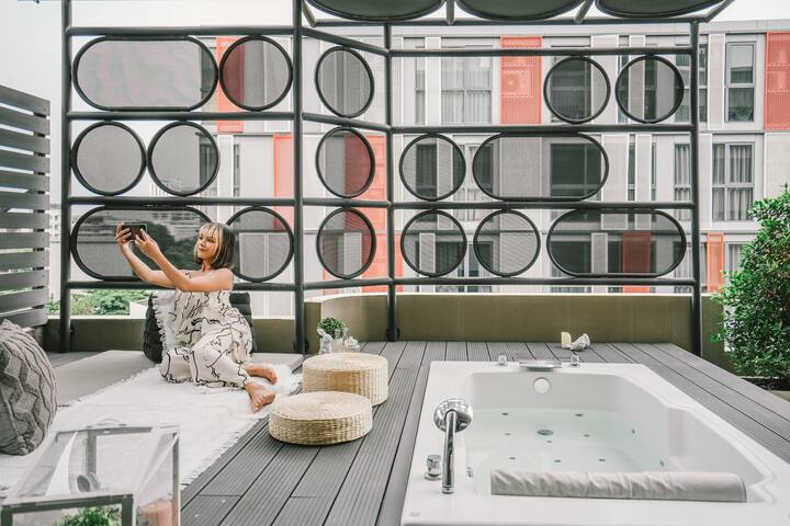 Outdoor Jacuzzi Huge Terrace | 2 Lux BR 7 Min BTS gallery image 2