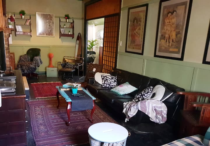 Hermosa sala de estar temática de los años 20