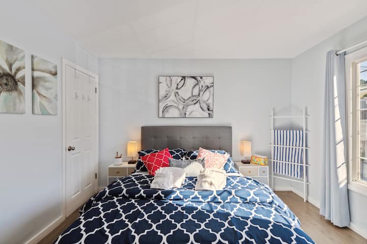 Spavaća soba br. 3 Udoban bračni krevet (1,6x2). Cilj nam je da se svi naši gosti osjećaju kao kod kuće dok su na putovanju :). Poput spavaće sobe br. 2, nalazi se i na drugom katu. Svim gostima osiguravamo ručnik za tuširanje, ruke i ručnik za lice.