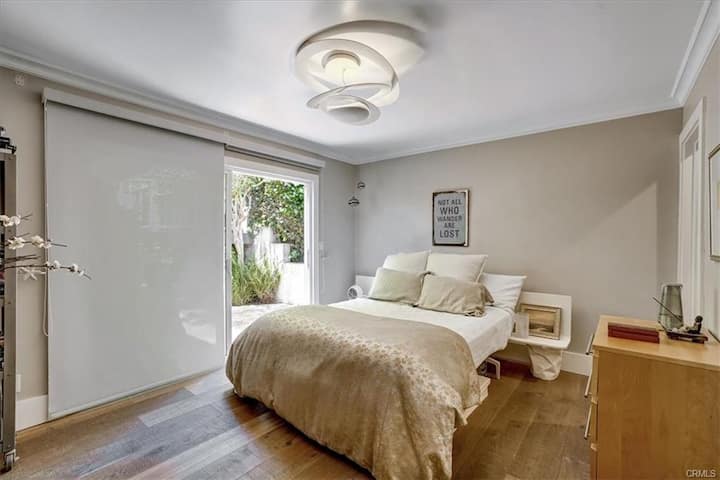 Ovo je Schuylerova soba, moj dragocjeni prvi sin. Na plakatu piše: „Nisu svi koji lutaju izgubljeni.„ Ne mogu se više složiti. Komoda za odjeću, vlastita kupaonica i ulaz. The tiny painting is of Nine Pipes in Montana, not far from my birth place.