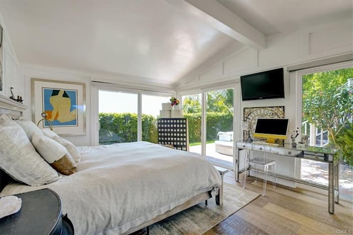 The master bedroom is a delight with tons of light, ocean views and 2 patio door to let in the fresh air, the treehouse deck just steps away. Tu je i televizor s AppleTV-om i svim uslugama streaminga, kao i računalo kojim se gosti mogu koristiti. 