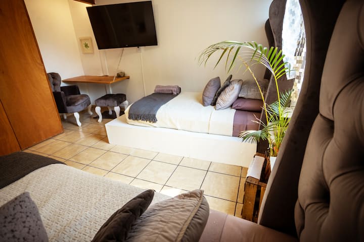 Двокреветна соба со работна станица.