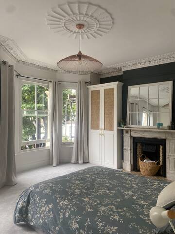 Beautiful Victorian family house gallery image 4