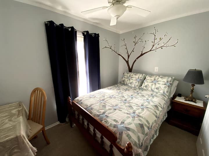 Chumba cha kulala cha pili na kitanda cha watu wawili.