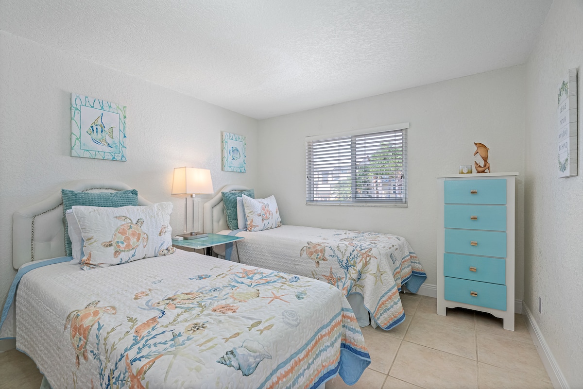 Bedroom 2 with twin beds
