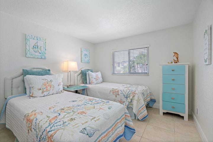 Bedroom 2 with twin beds
