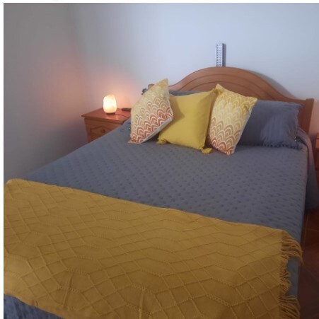 سرير غرفة نوم ثانية لك وشمعة ومصباح