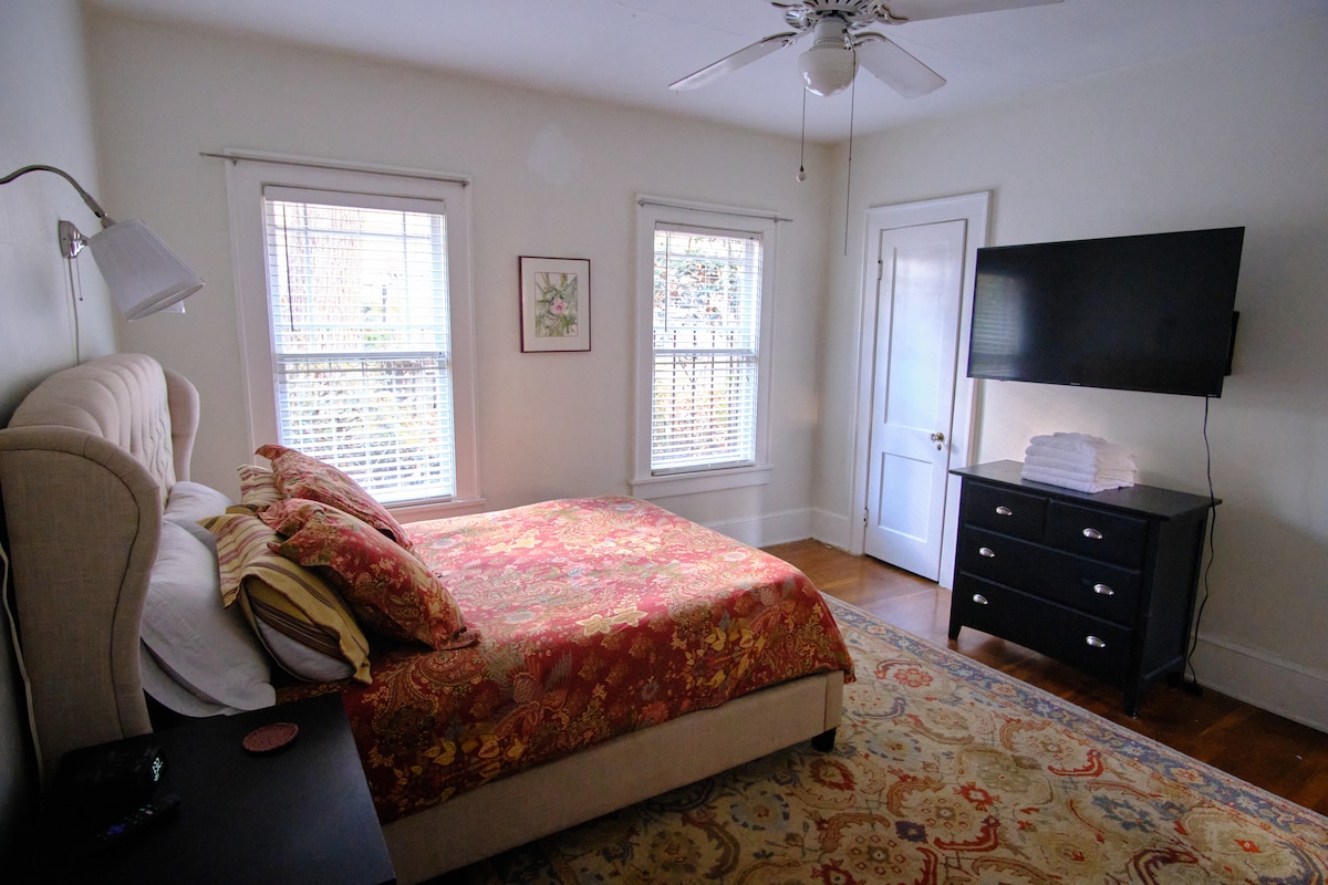 غرفة نوم ثانية بسرير بحجم كوين وتلفزيون روكو بمقاس 55بوصة.