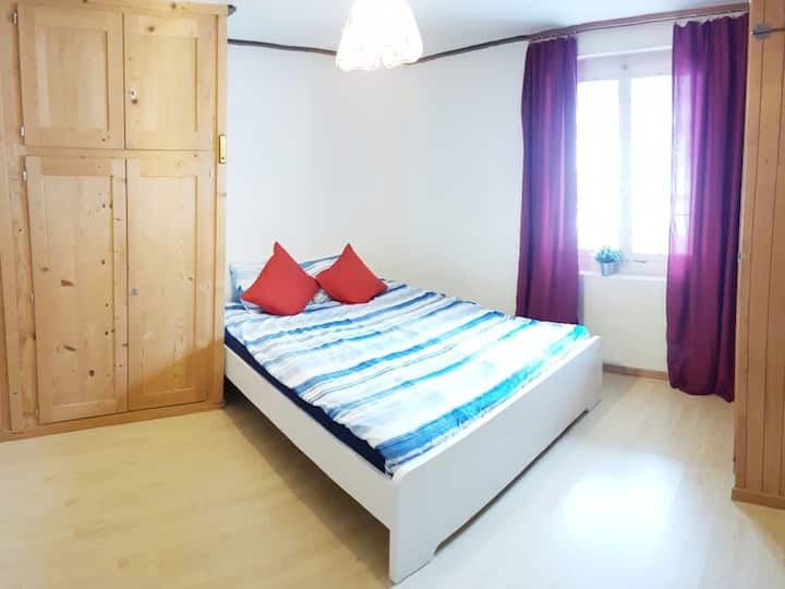 Schlafzimmer mit Queensize-Doppelbett