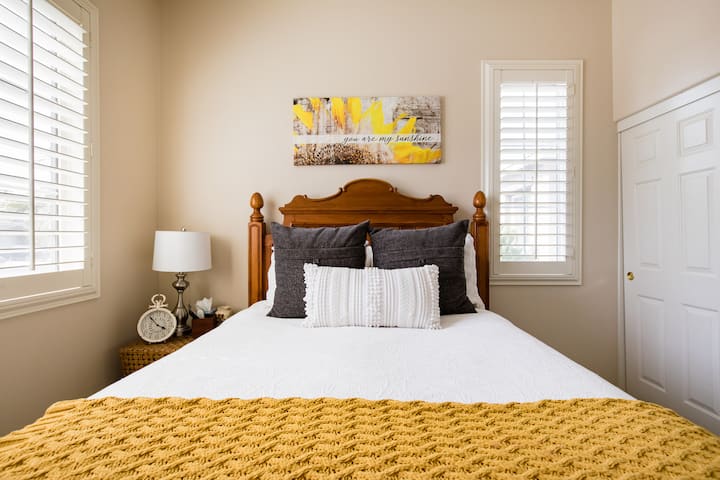 Dhoma e gjumit #2 Numri i gjumit Queen me qëndrueshmëri individuale të rregullueshme. Televizor inteligjent 55"i montuar në mur.  Banjë dhe dush brenda dhomës