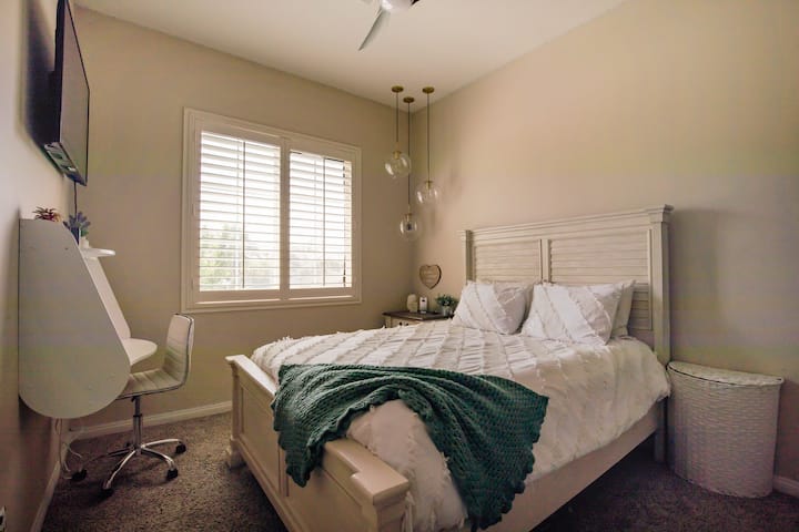 Dhoma e gjumit #4. Queen w/ 55"TV inteligjent