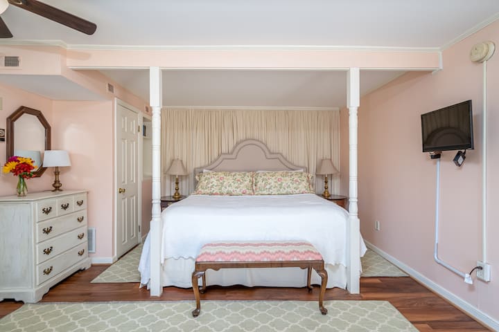 Cedars Of Williamsburg managed Airbnb listing 1