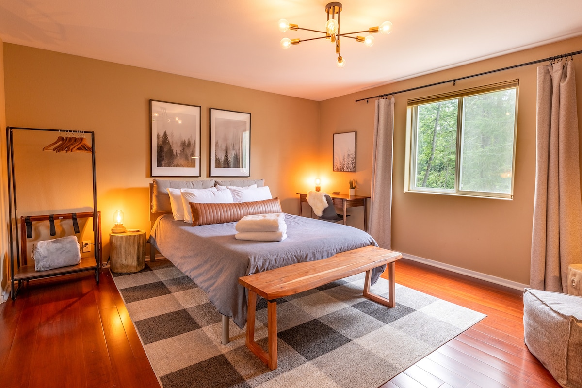 Creek view room with wilderness vibes, dedicated workspace and queen bed