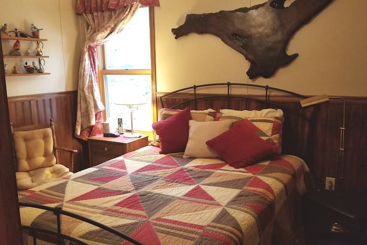 Во спалната соба на главниот кат има удобен брачен кревет (широк 150-179 см), плакар и фиоки за складирање.   