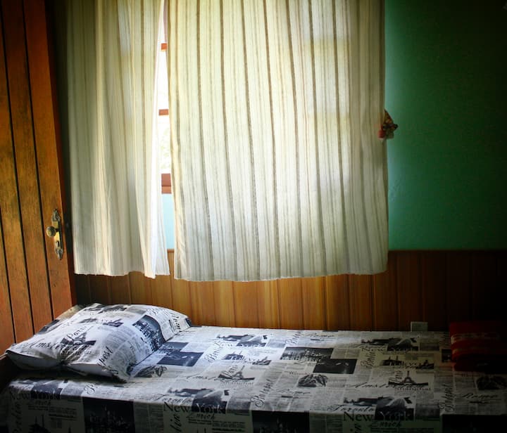 Chumba chenye vitanda viwili.