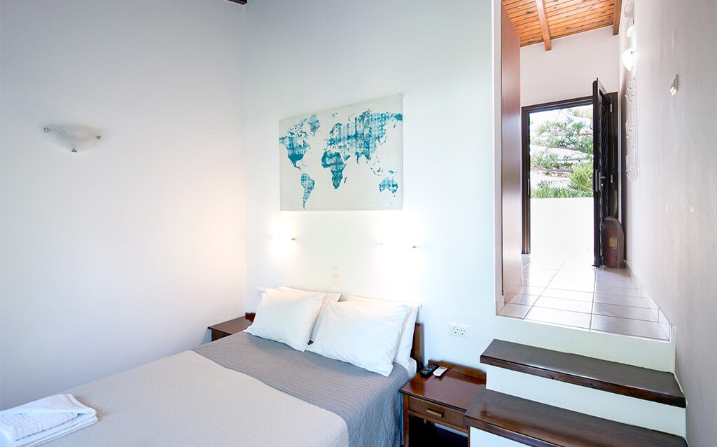 带双人床的卧室，公寓入口