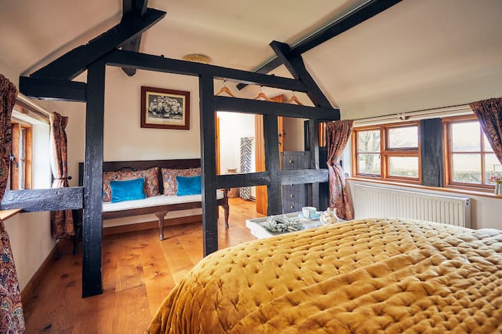 Მეორე საძინებელი შავ-თეთრ კოტეჯში, მყუდრო, მიმზიდველი და დახვეწილი თეთრეულით. 
Ჩვენი კოტეჯი შერჩეულია და დათვალიერებულია Sawdays-ის მიერ. 