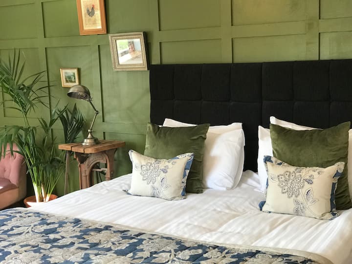 Დიდი მთავარი საძინებელი - დიდი ზომის საწოლი. Ლუქს-კლასის თეთრეული. სკოლის მაგიდა, ხის იატაკი. 