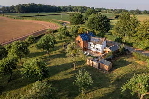 Country cottage,with private sauna and hot tub.
