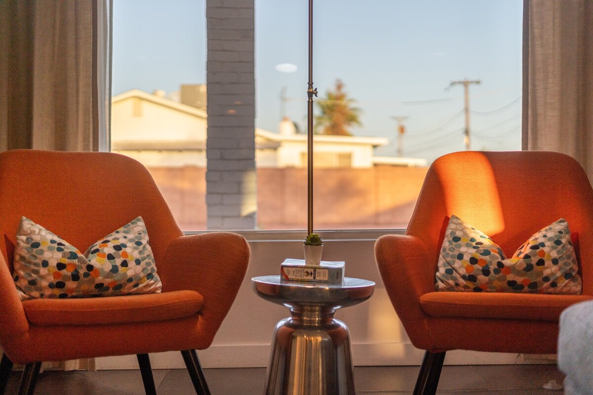 Veliki prozor u dnevnom boravku ispunjava prostor prirodnom sunčevom svjetlošću. 