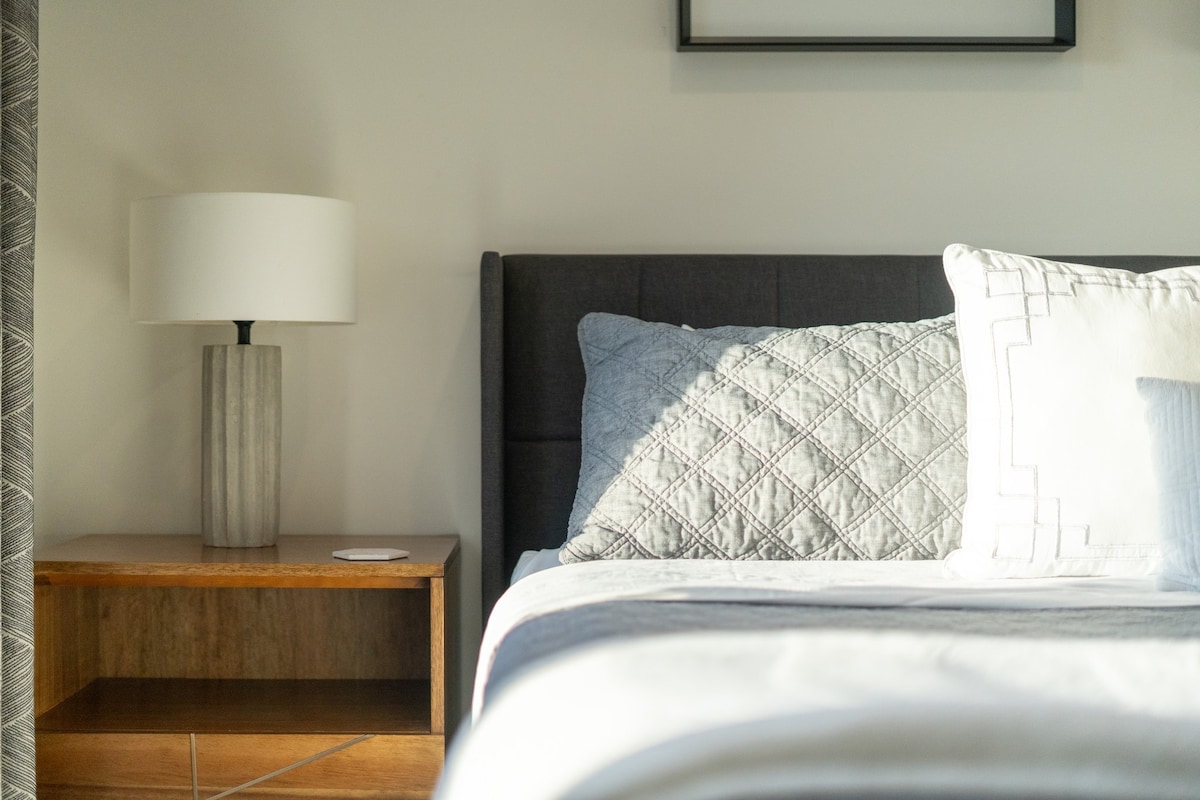 Glavna spavaća soba opremljena je iznimno udobnim bračnim krevetom, 100% mekanom pamučnom posteljinom i udobnim dekama kako biste se najbolje naspavali.