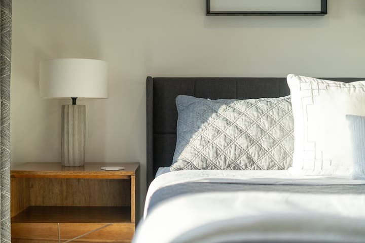 חדר השינה הראשי מצויד במיטה נוחה במיוחד בגודל קינג סייז, 100% מצעי כותנה רכים ושמיכות נעימות, כך שתישנו טוב בלילה.