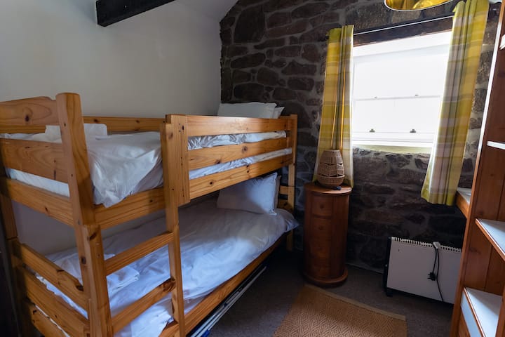 ห้องนอนที่มีเตียงสองชั้น