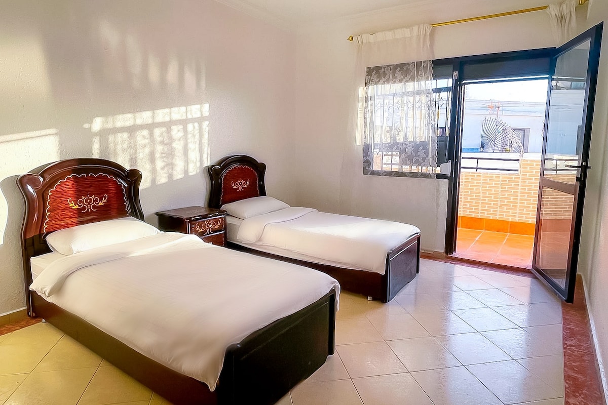 2 camas individuales con acceso a la terraza