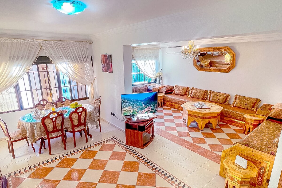 Sala de estar de estilo marroquí que también se puede utilizar para dormir. También hay ropa de cama para la sala de estar.