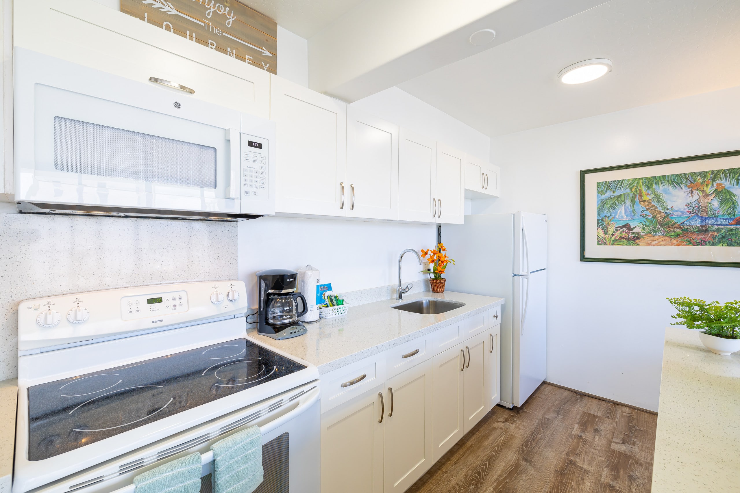 Condo in Honolulu · ★4.79 · 1 bedroom · 3 beds · 1 private bath - Image 6