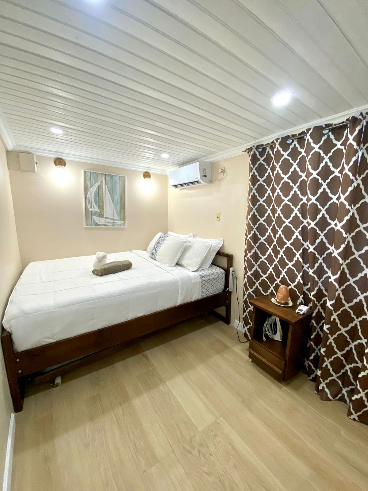 Dhoma e gjumit 6 me një krevat të rehatshëm Queen, me qasje në banjën e vet private. 