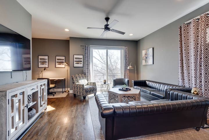 Glamorous Dtown/RFTOP Deck/10 Beds/2nd Home Option gallery image 5