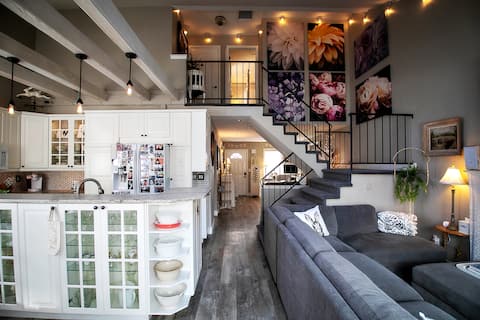 Bright & Cozy Cottage - New Private Hot Tub