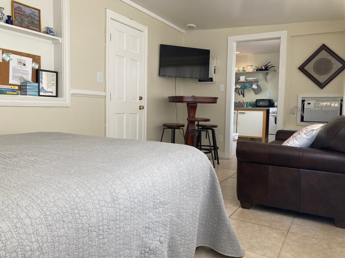 Obývačka s výhľadom na kuchyňu