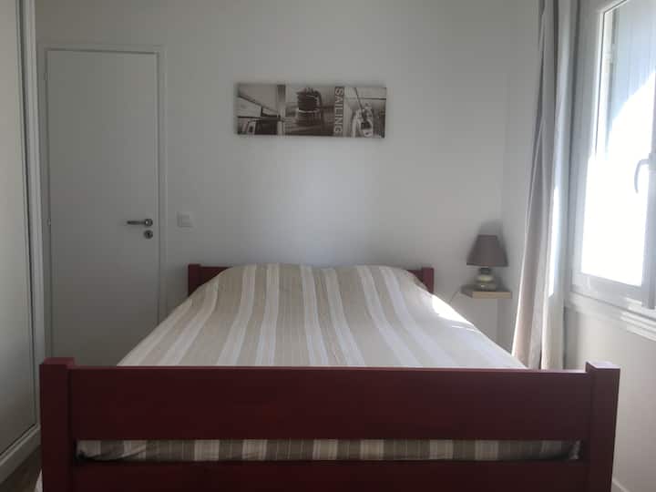 habitación con 1 cama de 140 cm - orientación sur
Armario 
y acceso a un trastero